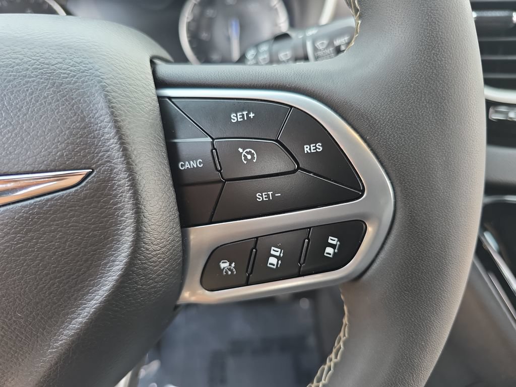 Used 2025 Chrysler Pacifica Select FWD image 19