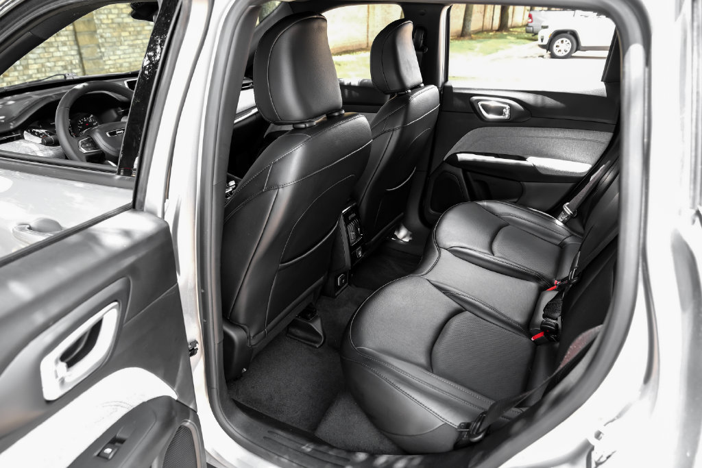 Used 2023 Jeep Compass Latitude AWD/4WD image 50