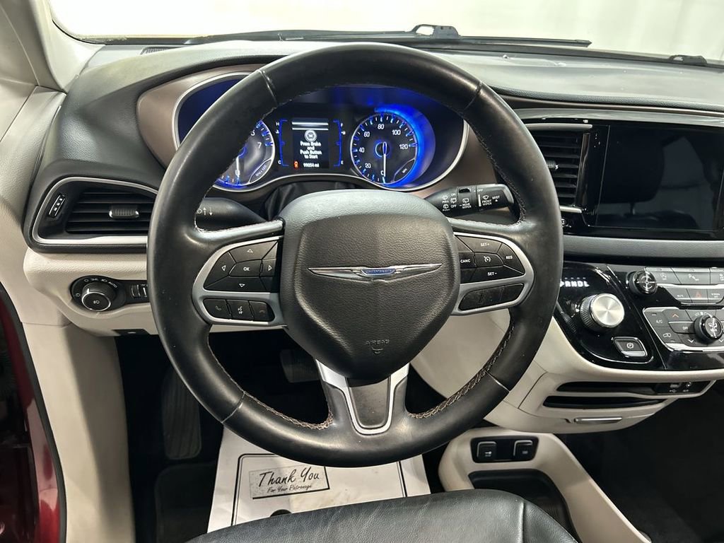 Used 2018 Chrysler Pacifica Touring-L w/ Tire & Wheel Group image 4