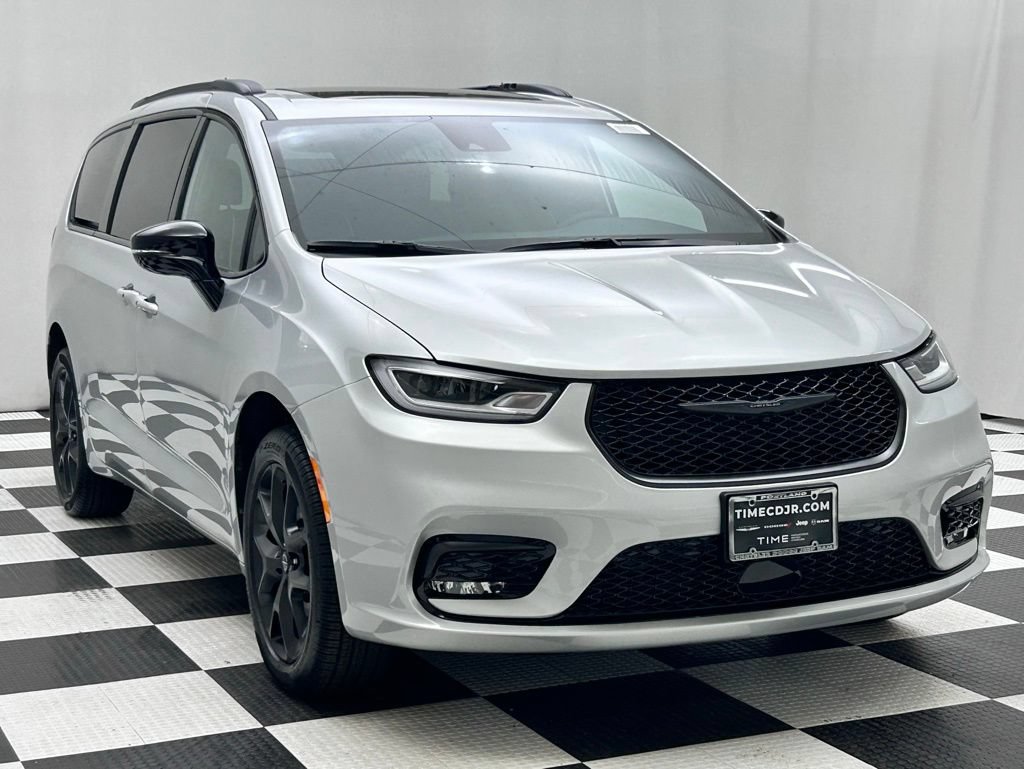 New 2026 Chrysler Pacifica Limited w/ S Appearance Package AWD/4WD image 2
