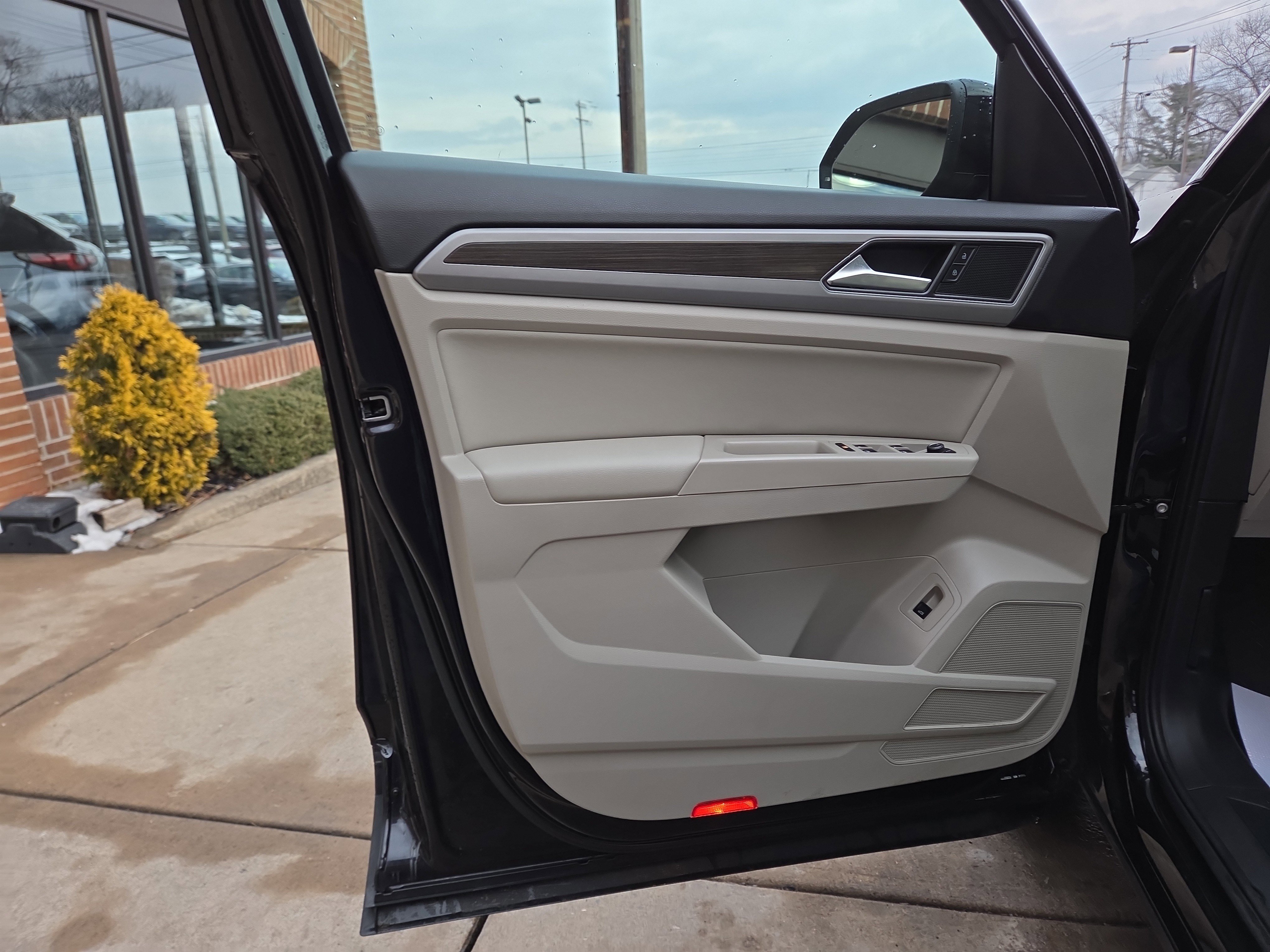 Used 2019 Volkswagen Atlas SE w/ Panoramic Sunroof Package image 16