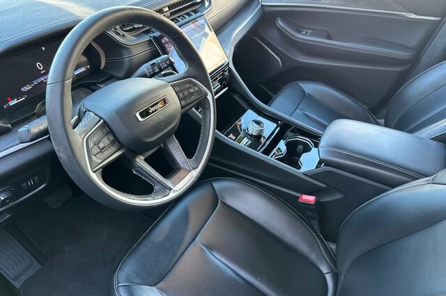 Used 2023 Jeep Grand Cherokee Limited image 7