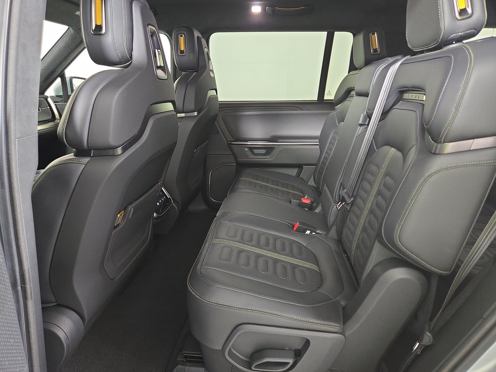 Used 2025 Rivian R1S Adventure AWD/4WD image 21