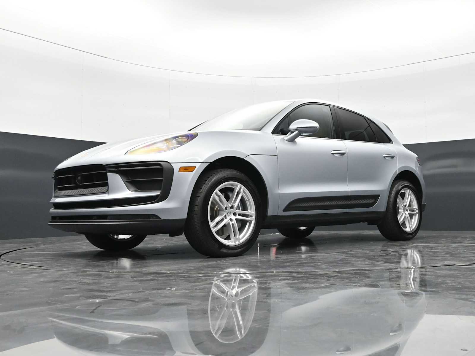 Certified 2025 Porsche Macan AWD/4WD image 36