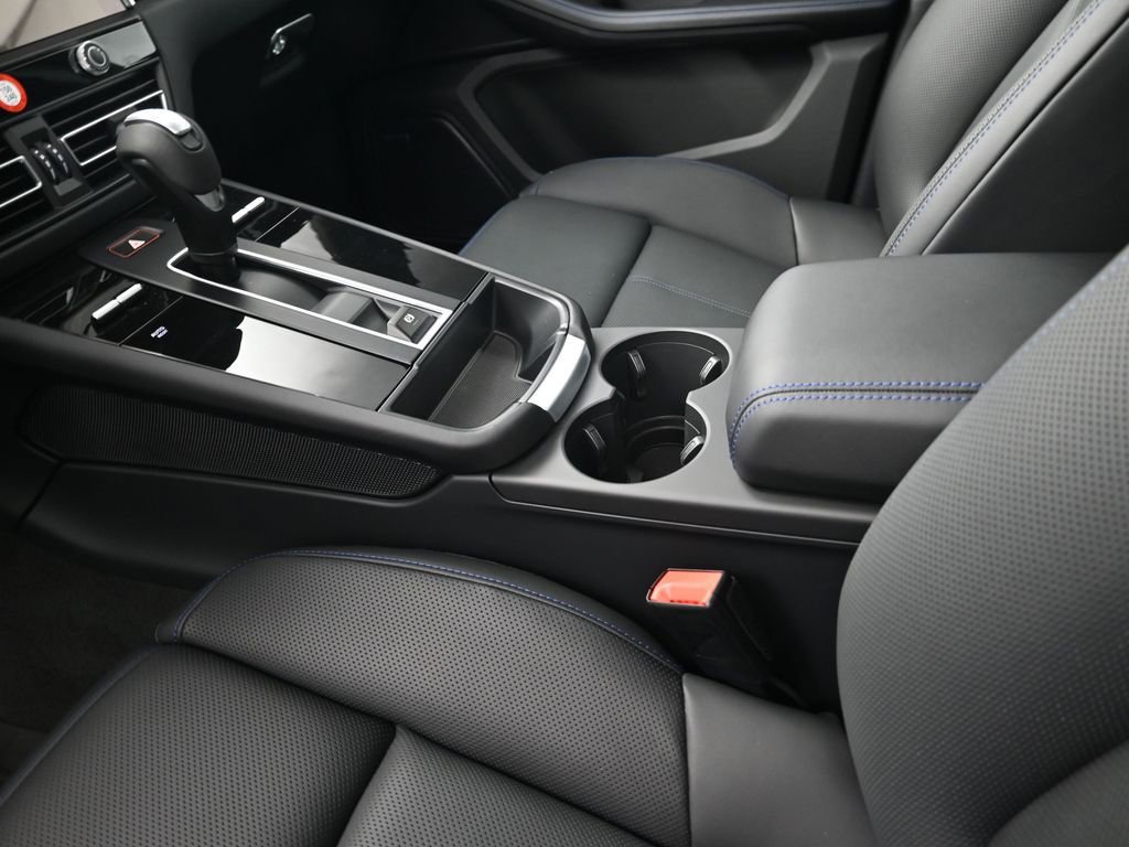 New 2026 Porsche Macan Turbo AWD/4WD image 22