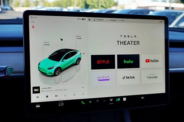 Used 2023 Tesla Model Y Long Range AWD/4WD image 30