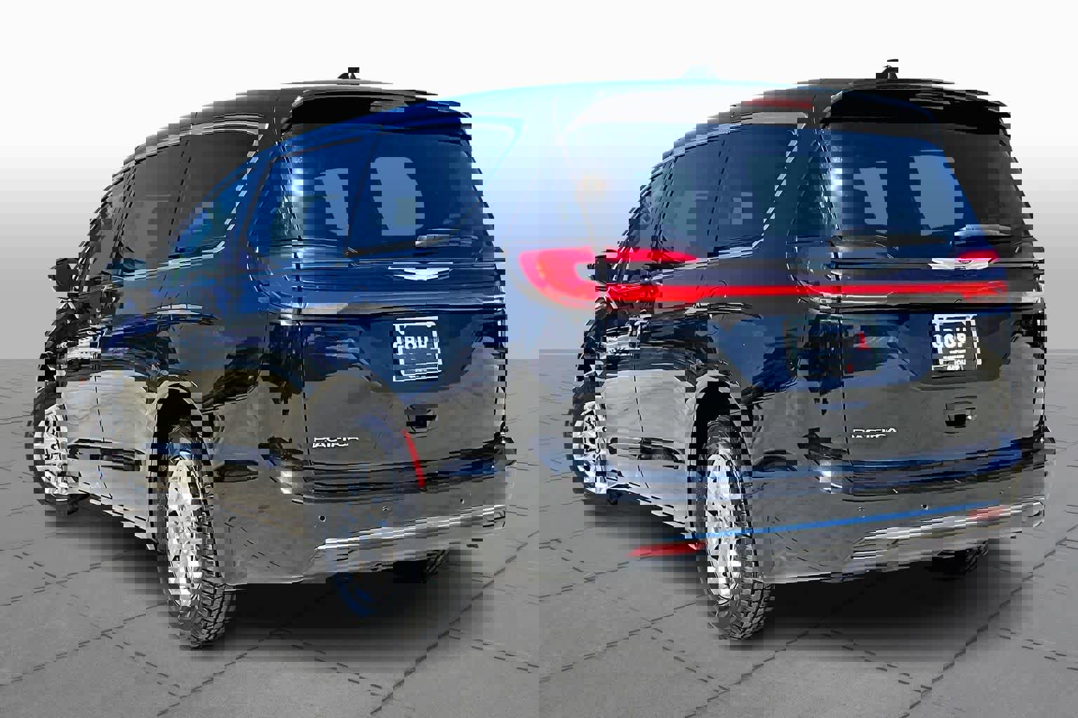 Used 2023 Chrysler Pacifica Touring-L image 12