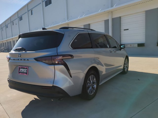 Used 2025 Toyota Sienna XLE image 5