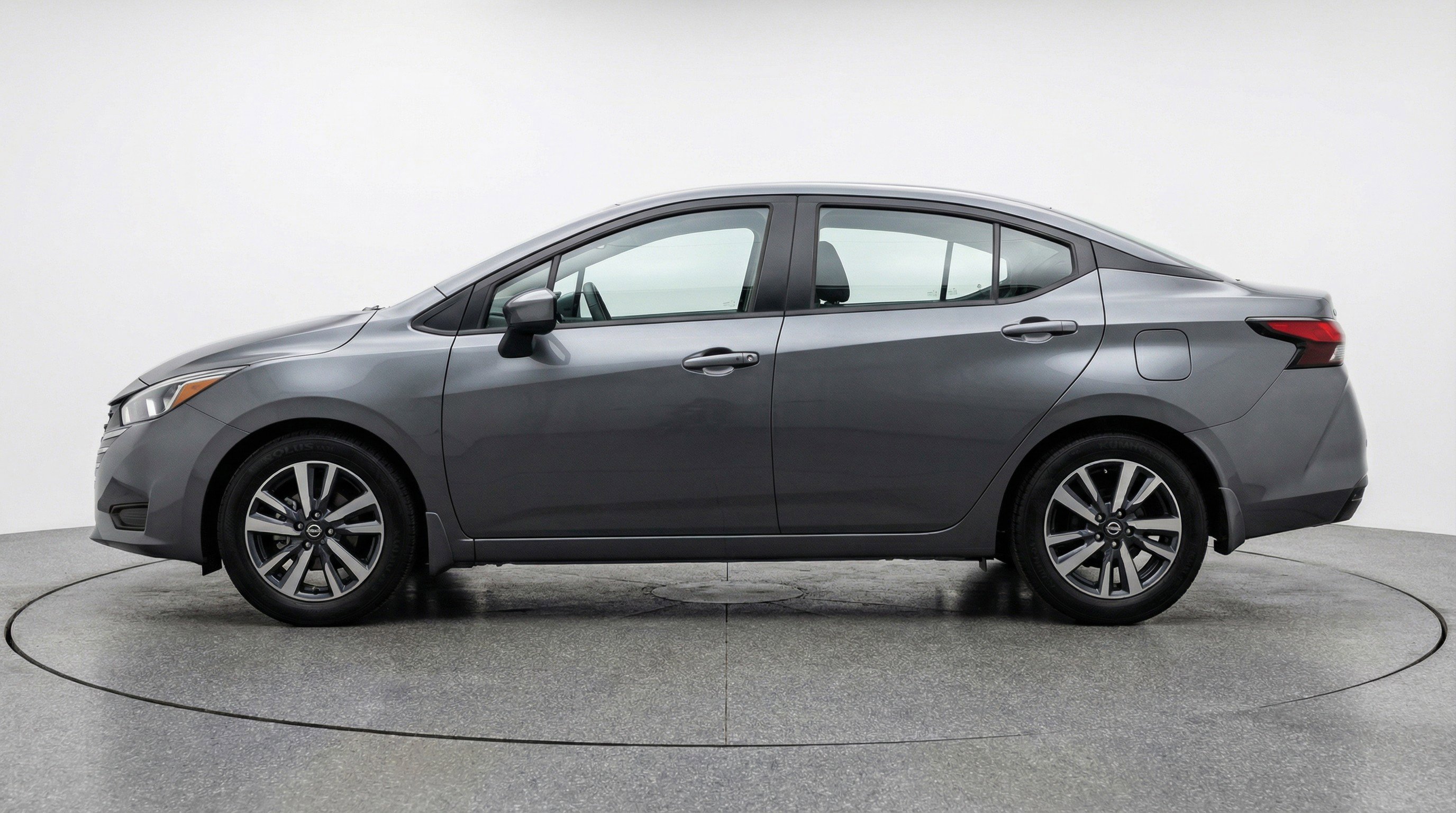 Used 2025 Nissan Versa SV image 5