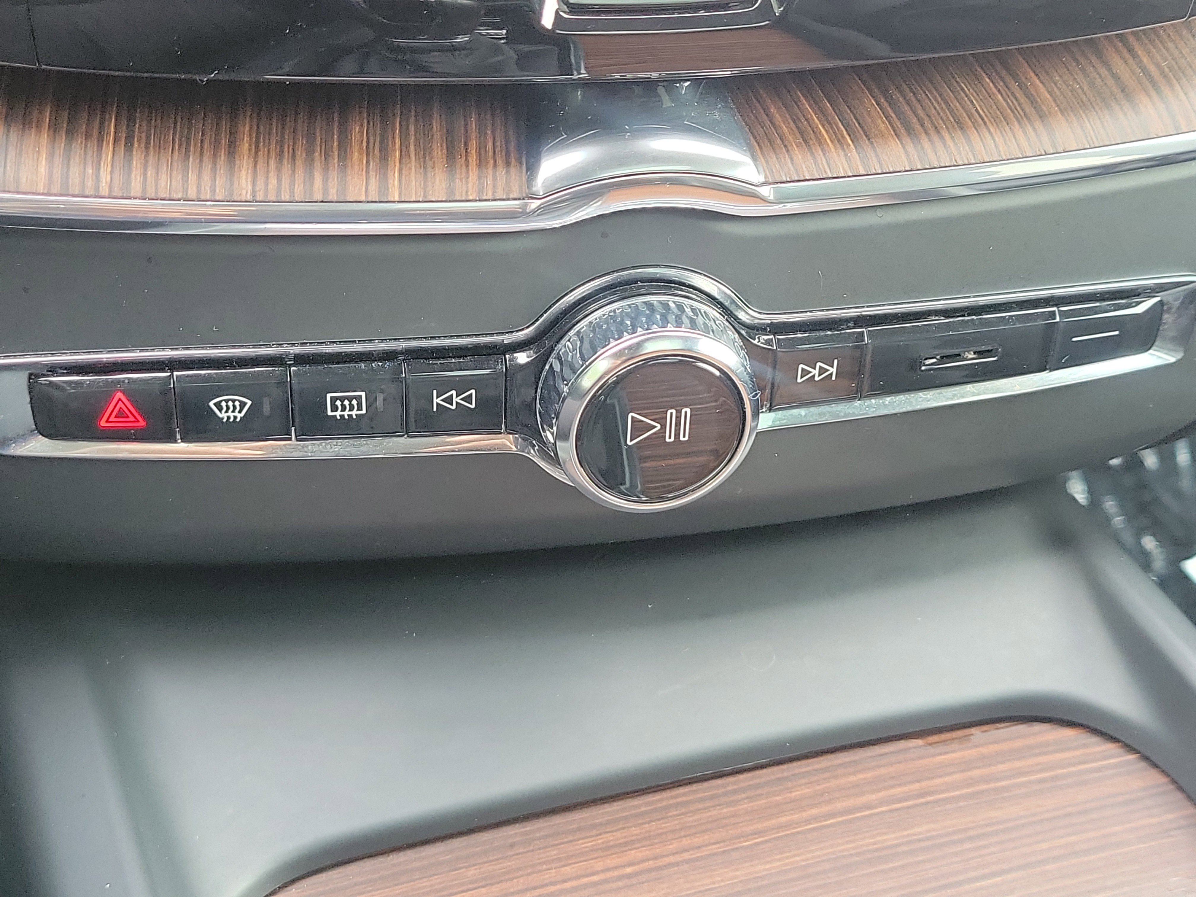 Used 2021 Volvo XC60 T5 Momentum image 31