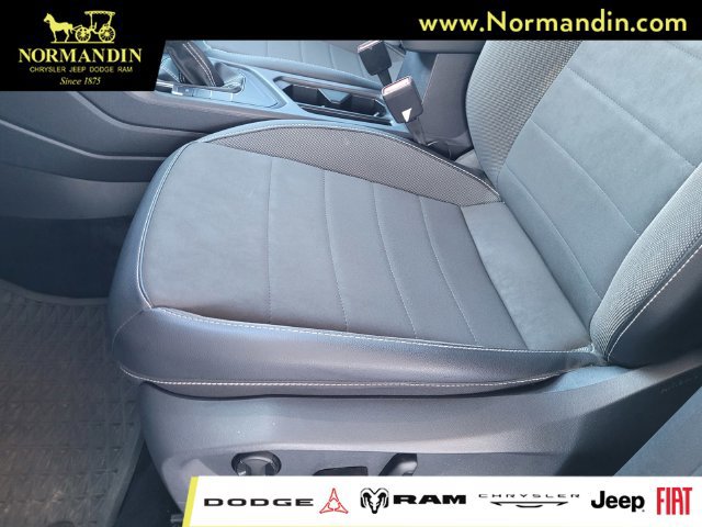 Used 2022 Volkswagen Taos SE w/ Panoramic Sunroof Package FWD image 16