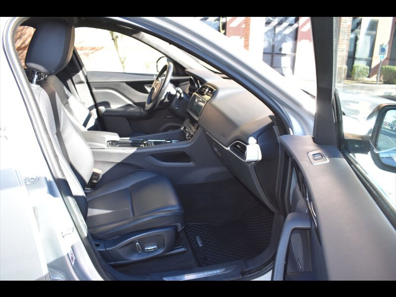Used 2019 Jaguar F-PACE Premium AWD/4WD image 32