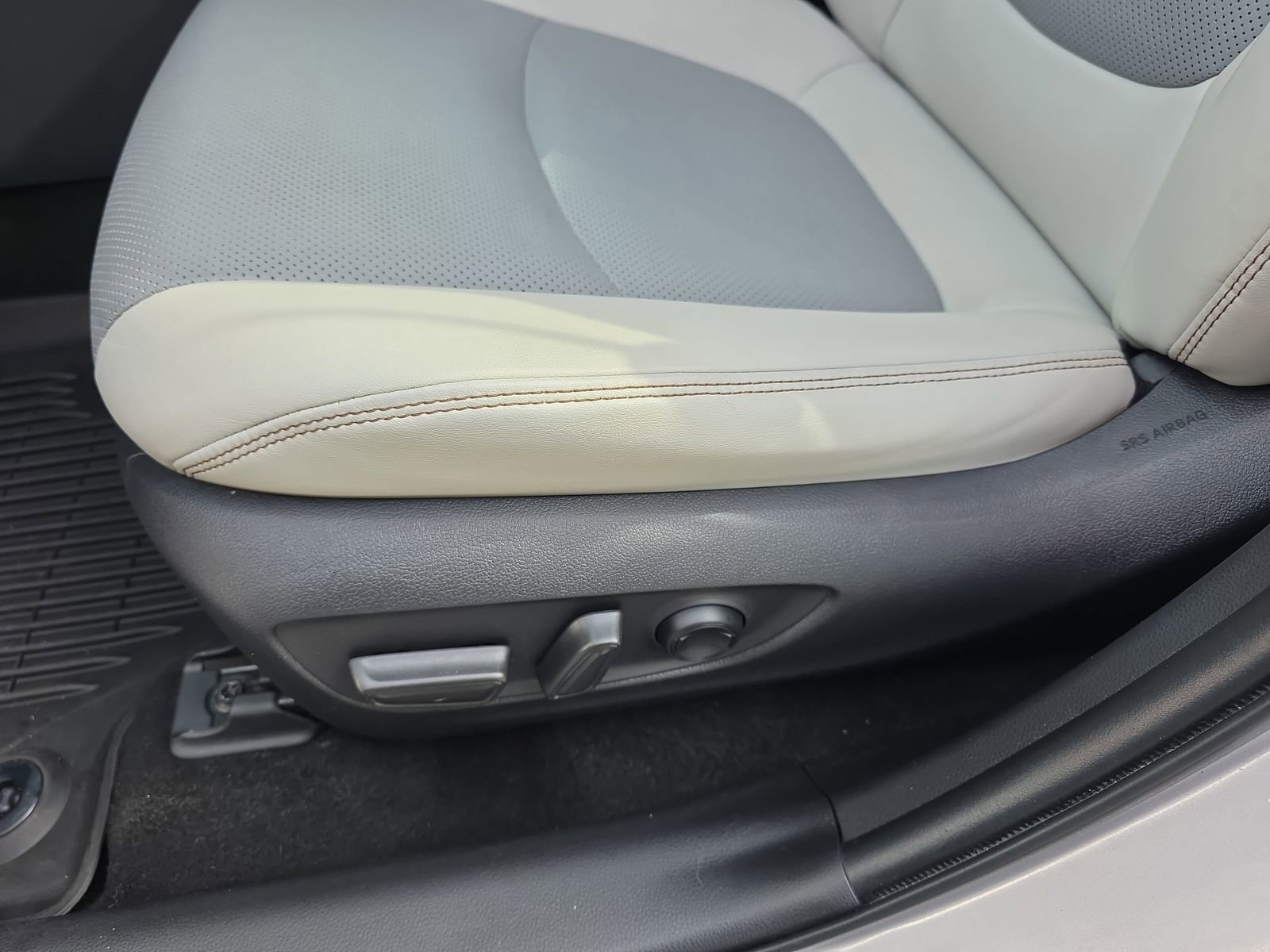 Used 2020 Toyota RAV4 Limited image 28