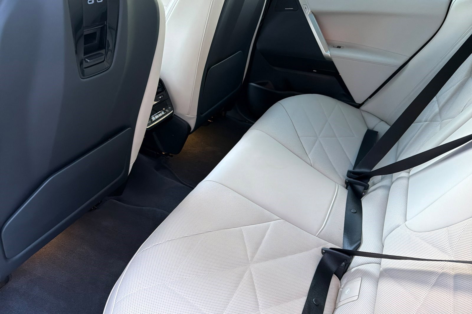 Used 2023 BMW iX xDrive50 w/ Premium Package image 15