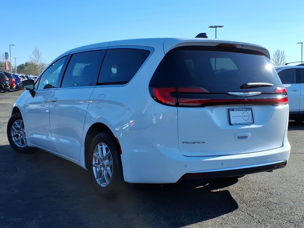 Used 2024 Chrysler Pacifica Touring-L image 5