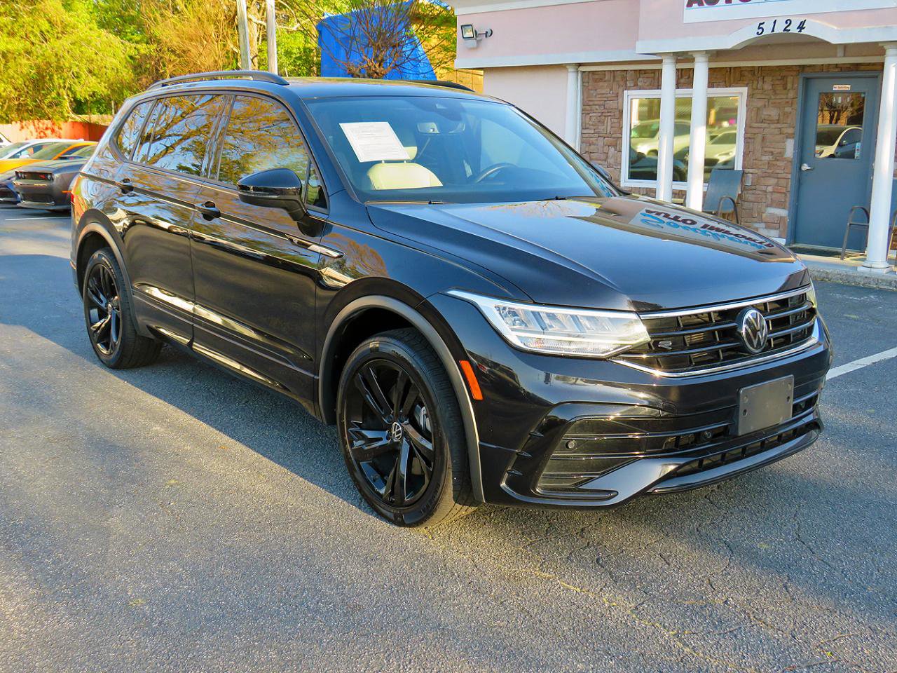 Used 2023 Volkswagen Tiguan SE R-Line FWD image 5