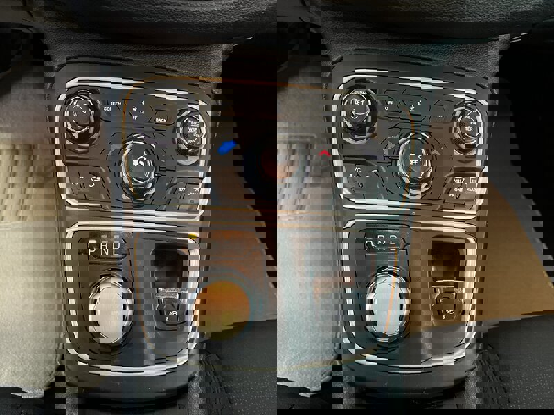 Used 2015 Chrysler 200 Limited w/ Convenience Group image 12