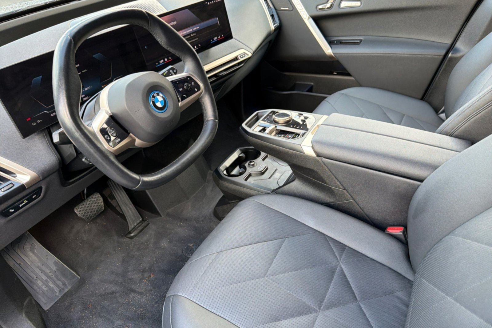 Used 2024 BMW iX xDrive50 w/ Sport Package AWD/4WD image 9