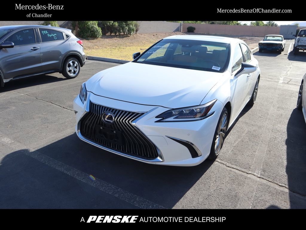 Used 2019 Lexus ES 300h Ultra Luxury w/ Accessory Package 2 FWD image 1