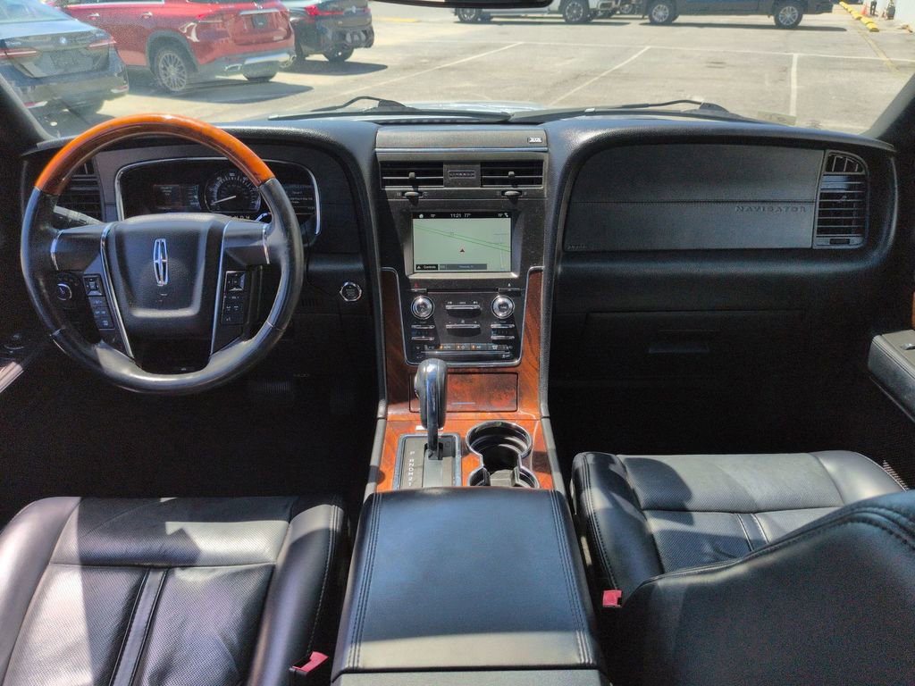 Used 2017 Lincoln Navigator Select image 25