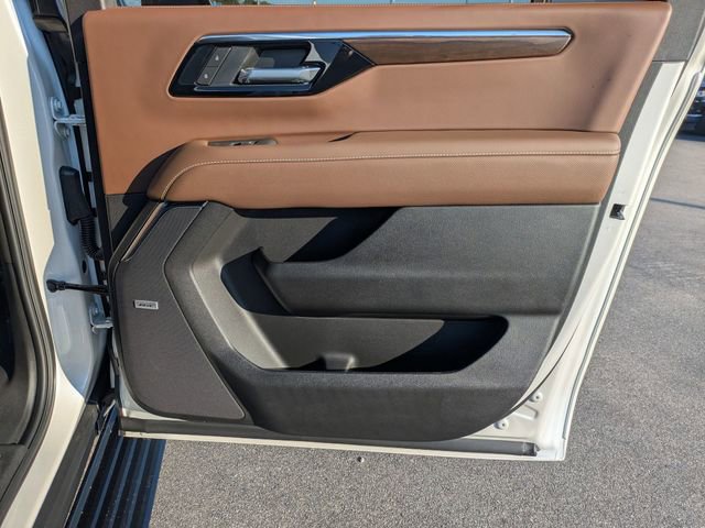 New 2025 Chevrolet Suburban High Country image 38