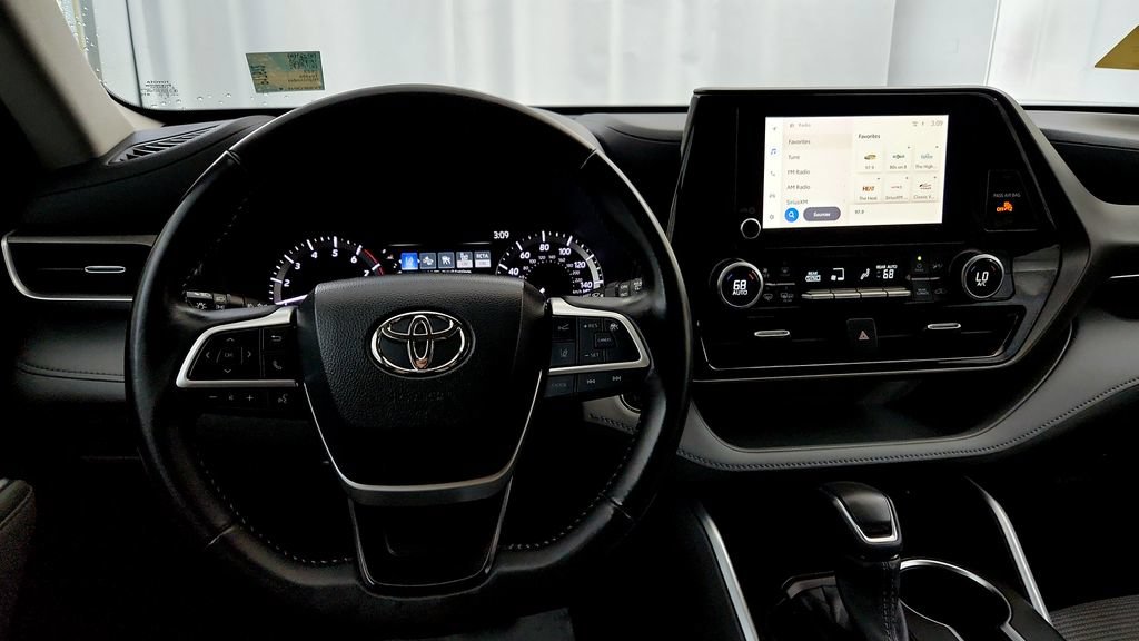 Used 2023 Toyota Highlander LE AWD/4WD image 28