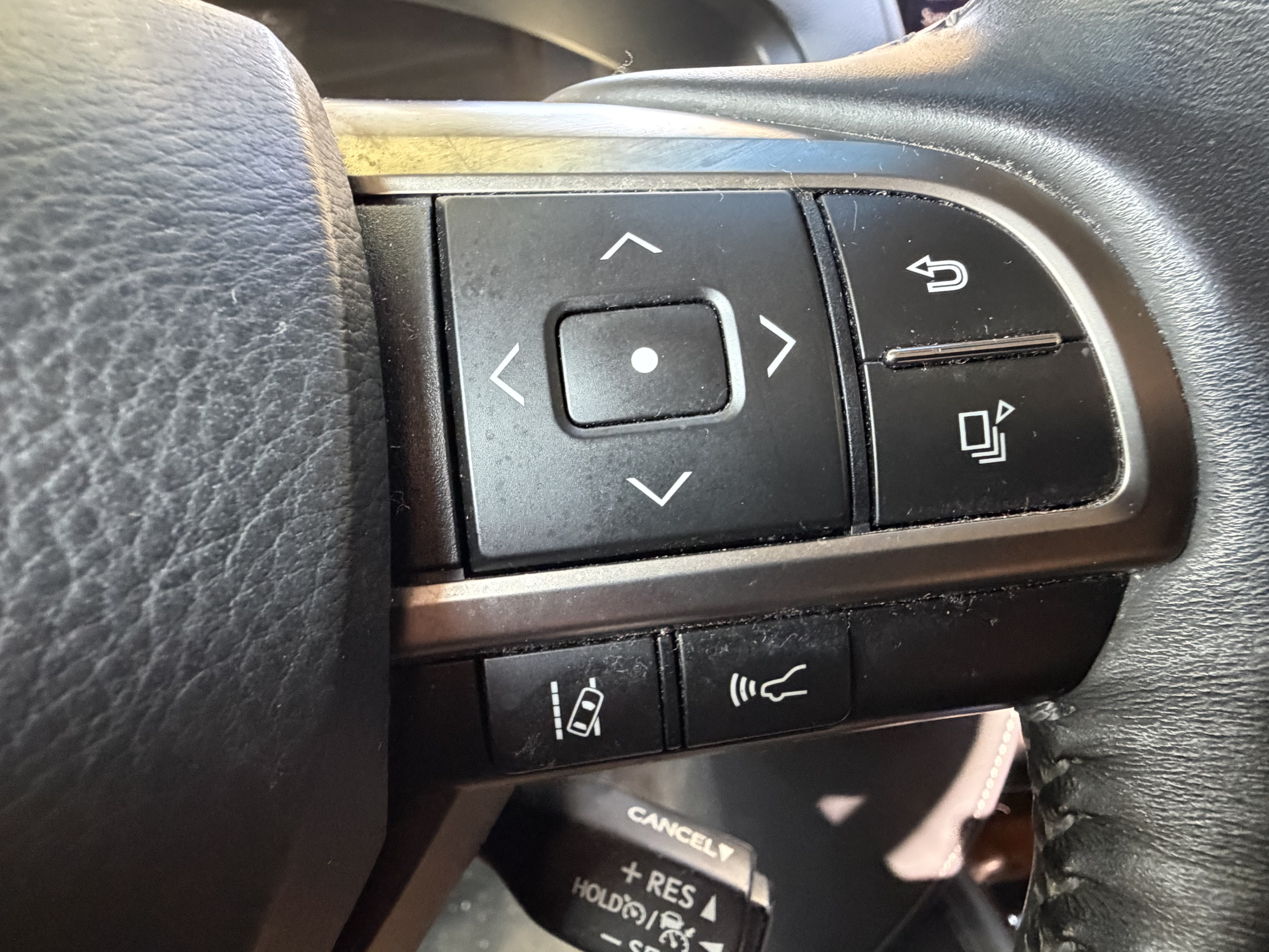 Used 2020 Lexus LX 570 4WD w/ Luxury Package image 20