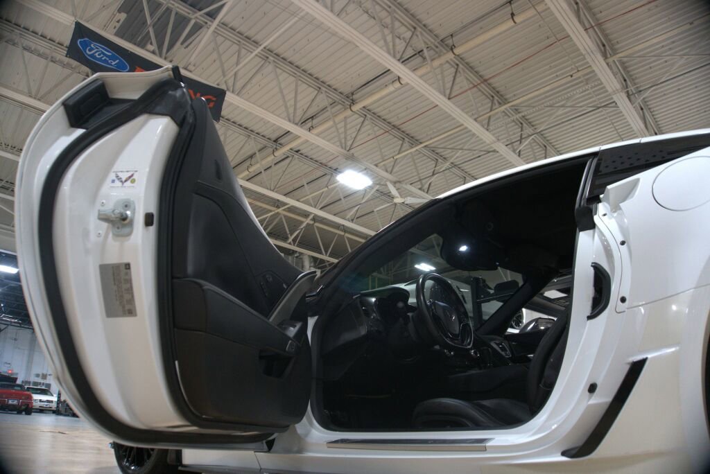 Used 2015 Chevrolet Corvette Z06 w/ 3LZ Preferred Equipment Group image 36