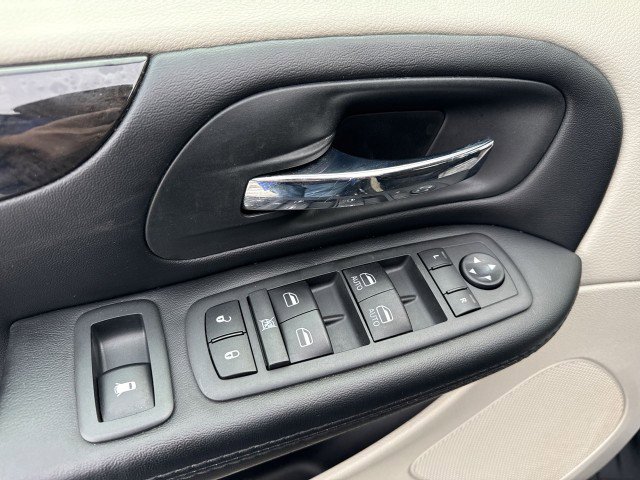 Used 2020 Dodge Grand Caravan SE w/ UConnect Hands-Free Group image 14