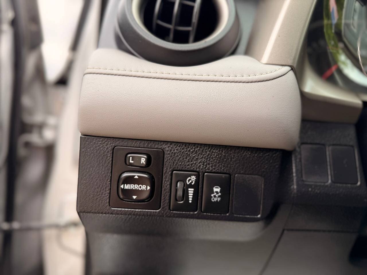Used 2014 Toyota RAV4 XLE FWD image 26