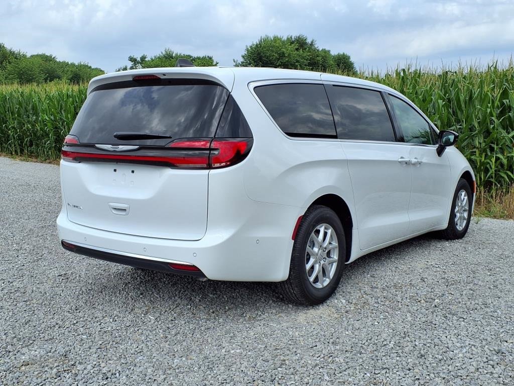 New 2025 Chrysler Pacifica Select image 29