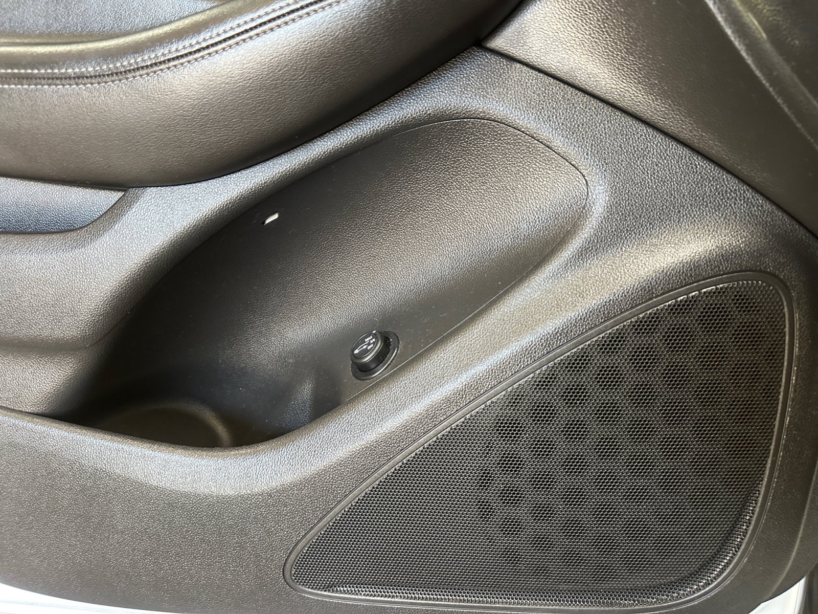Used 2019 Buick Envision Essence FWD image 28