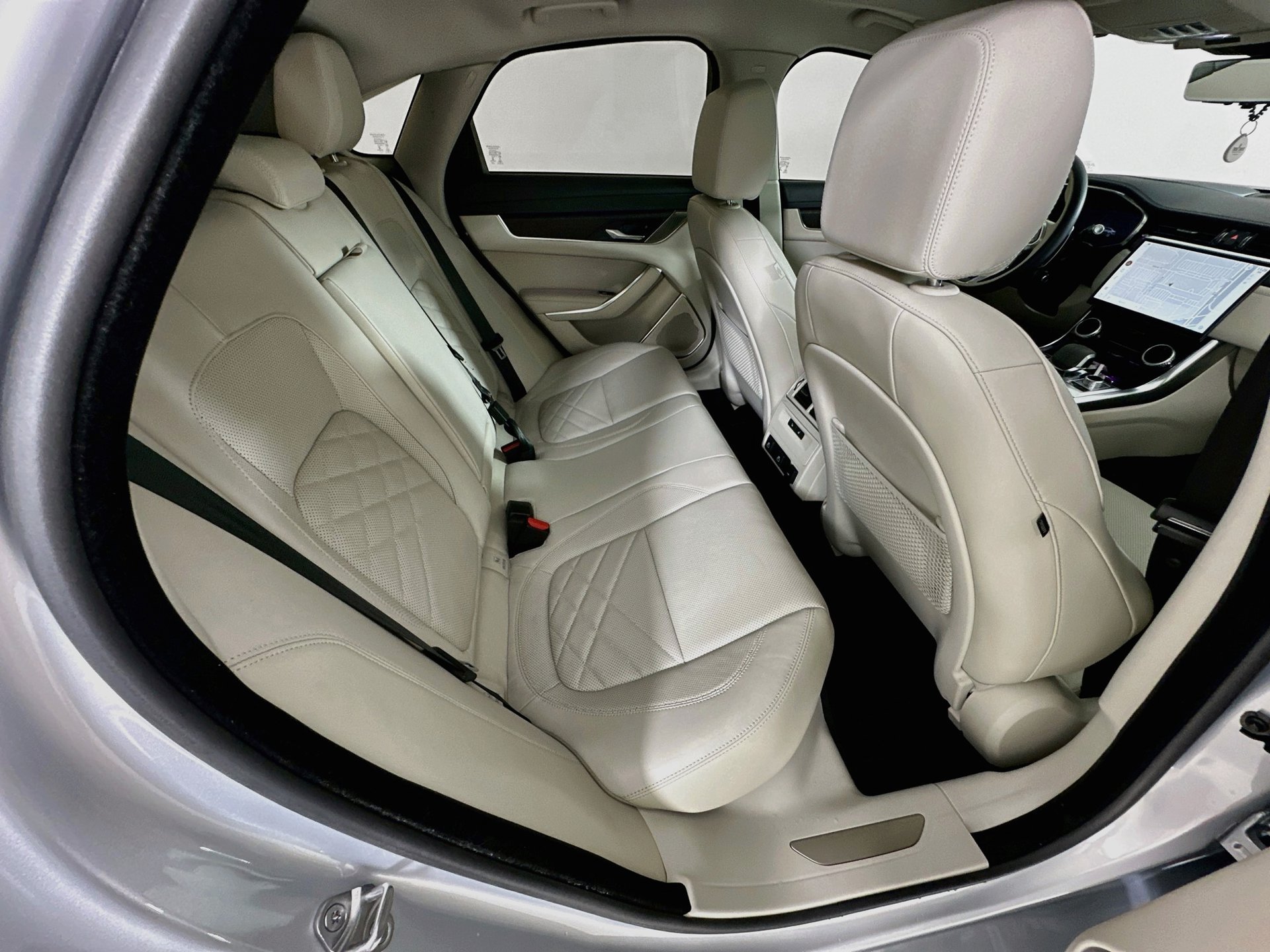 Used 2021 Jaguar XF SE RWD image 28