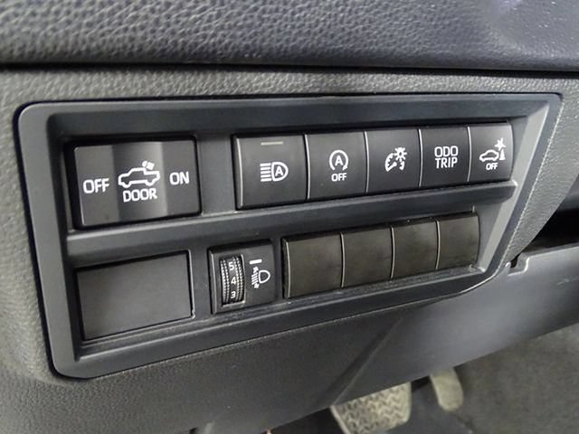 Used 2022 Toyota Tundra SR5 w/ SR5 Convenience Package AWD/4WD image 17
