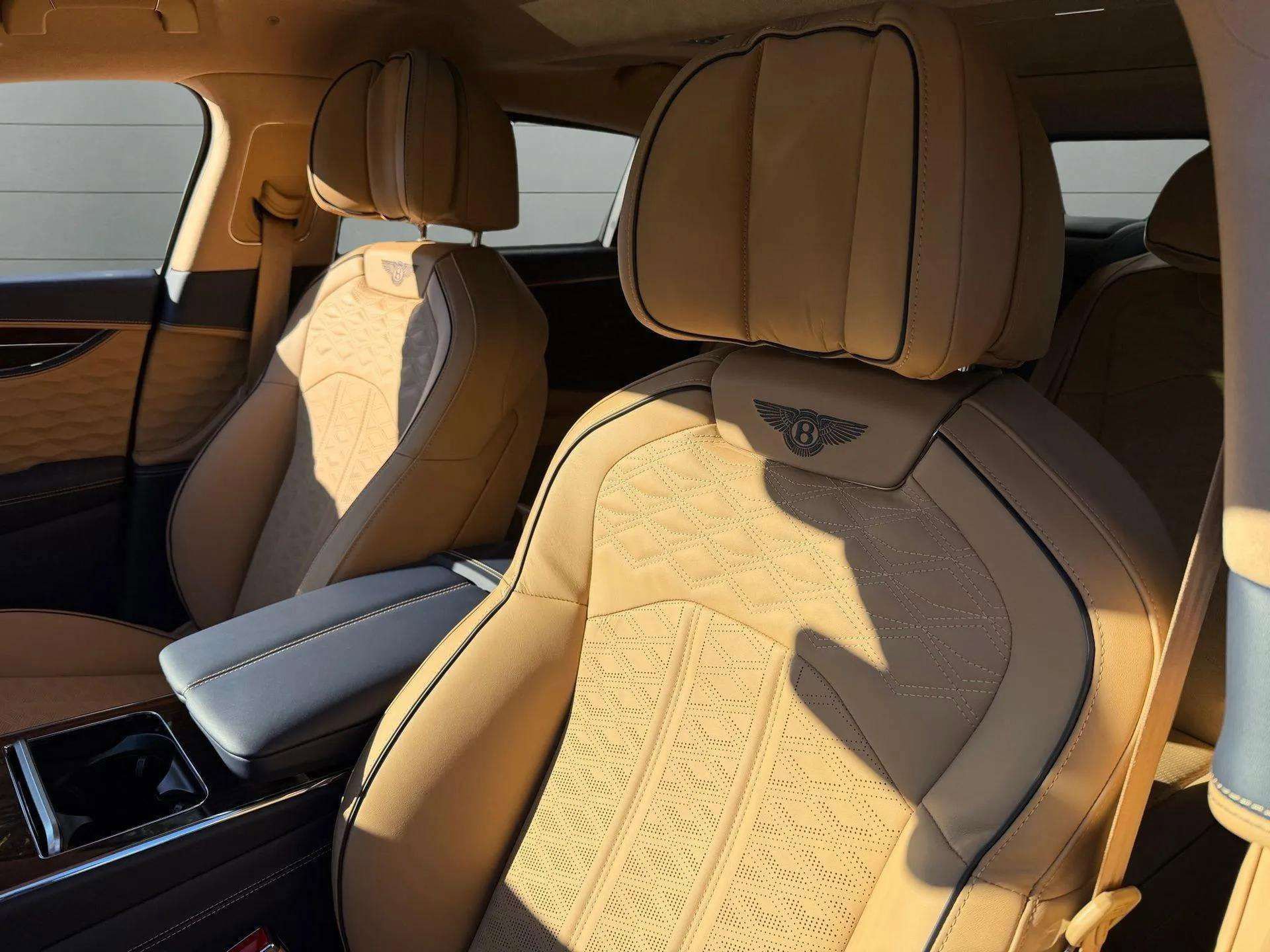 Used 2025 Bentley Flying Spur Plug-In Hybrid AWD/4WD image 43