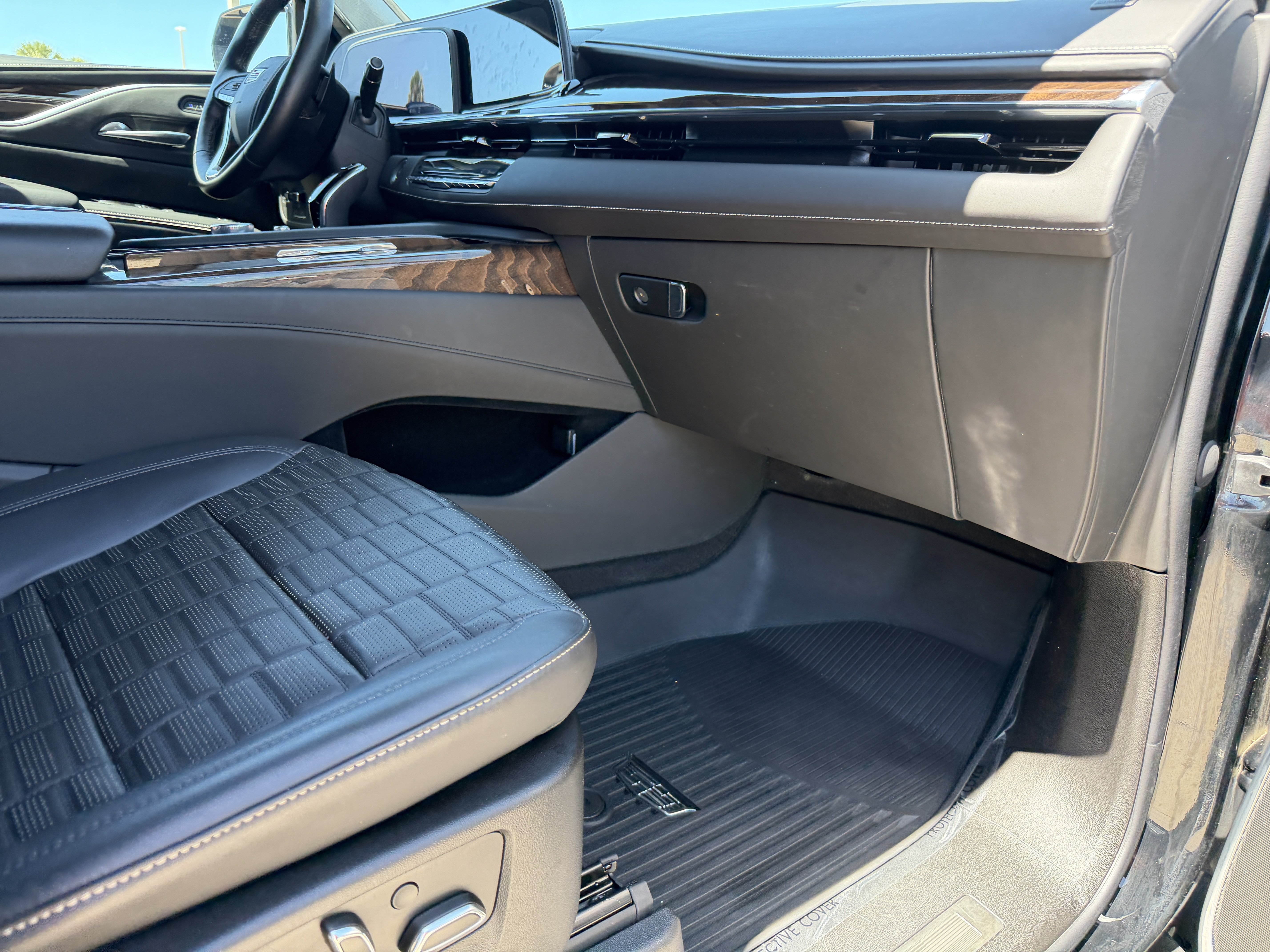 Certified 2022 Cadillac Escalade Premium Luxury Platinum w/ LPO, Radiant Package AWD/4WD image 6