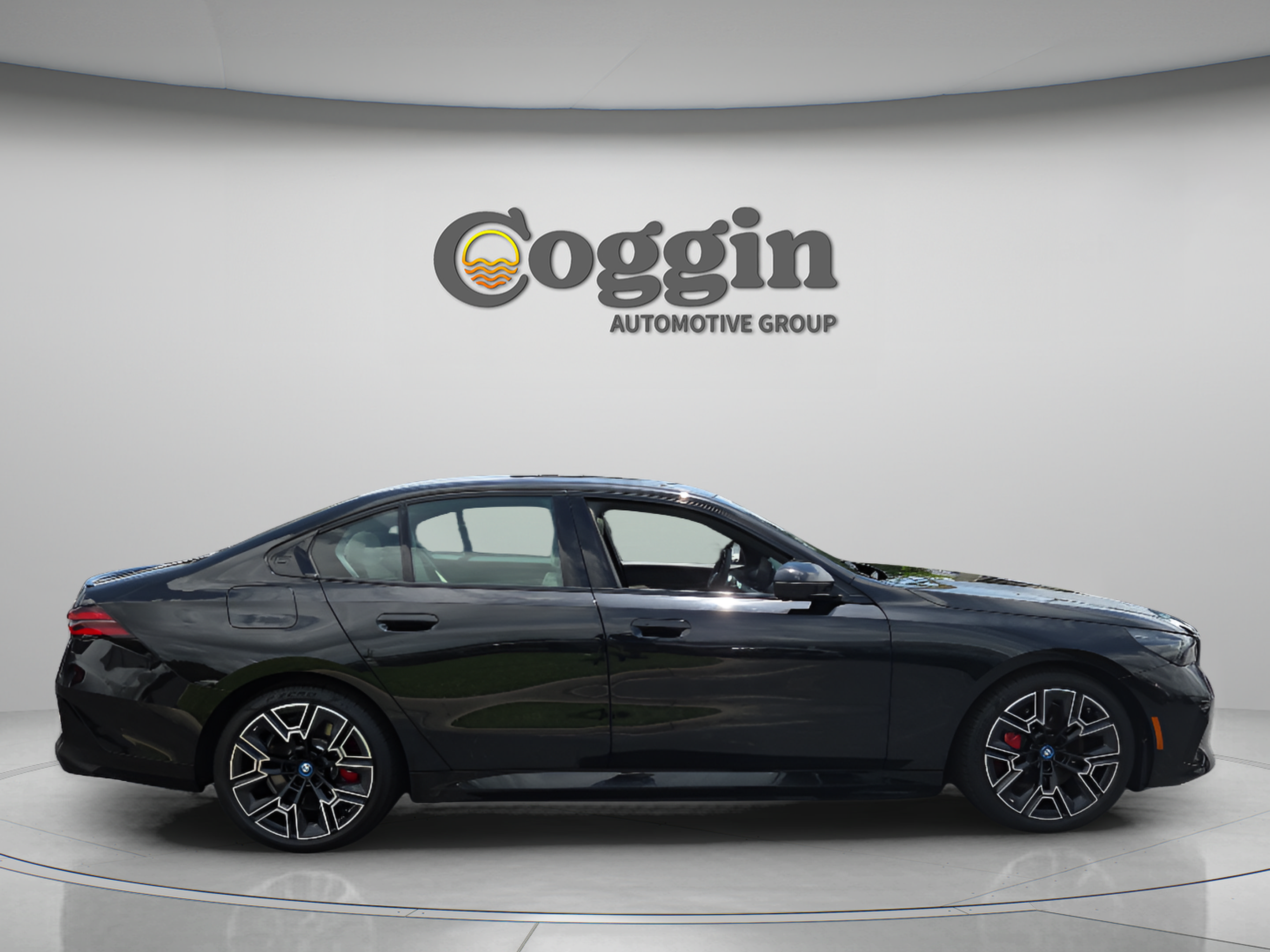 Used 2025 BMW 550e xDrive w/ Premium Package AWD/4WD image 6