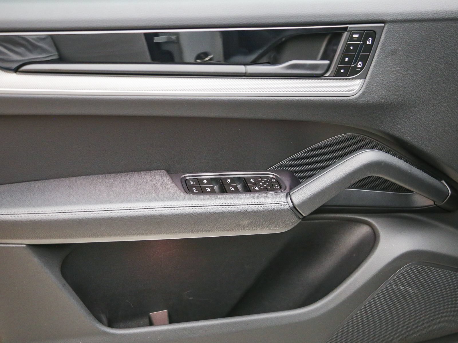 Certified 2025 Porsche Cayenne AWD/4WD image 27