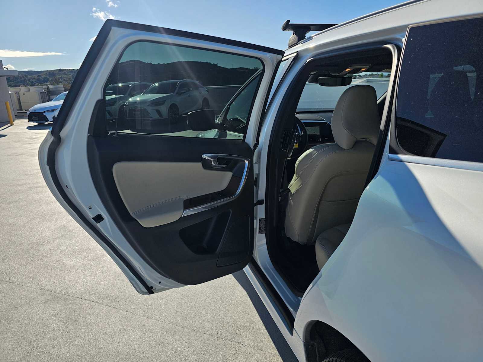 Used 2016 Volvo XC60 T6 Platinum w/ Climate Package image 11