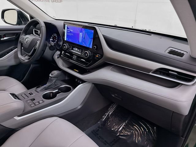 Used 2024 Toyota Highlander XLE image 31