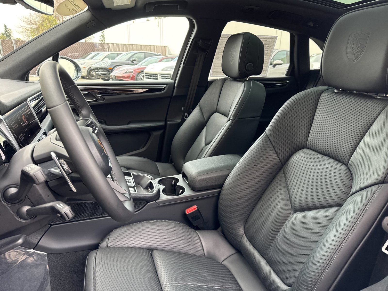 Certified 2026 Porsche Macan AWD/4WD image 5