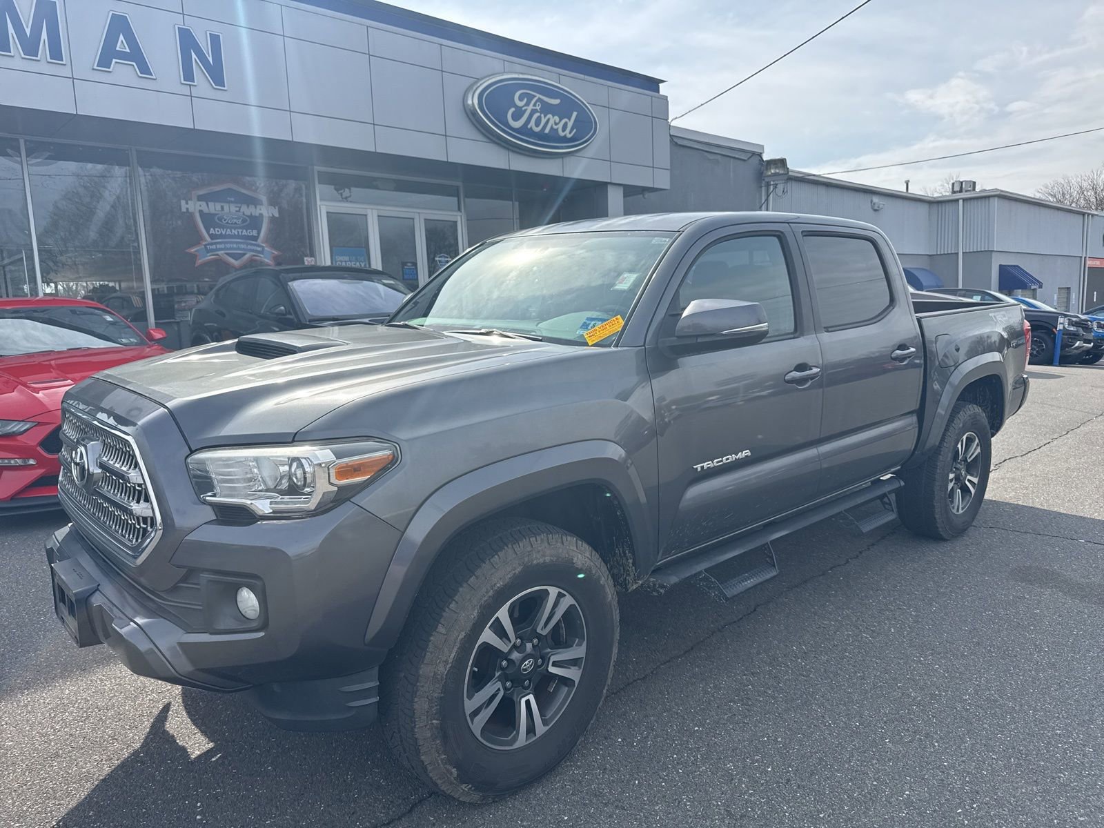 Used 2016 Toyota Tacoma TRD Sport w/ Towing Package image 1
