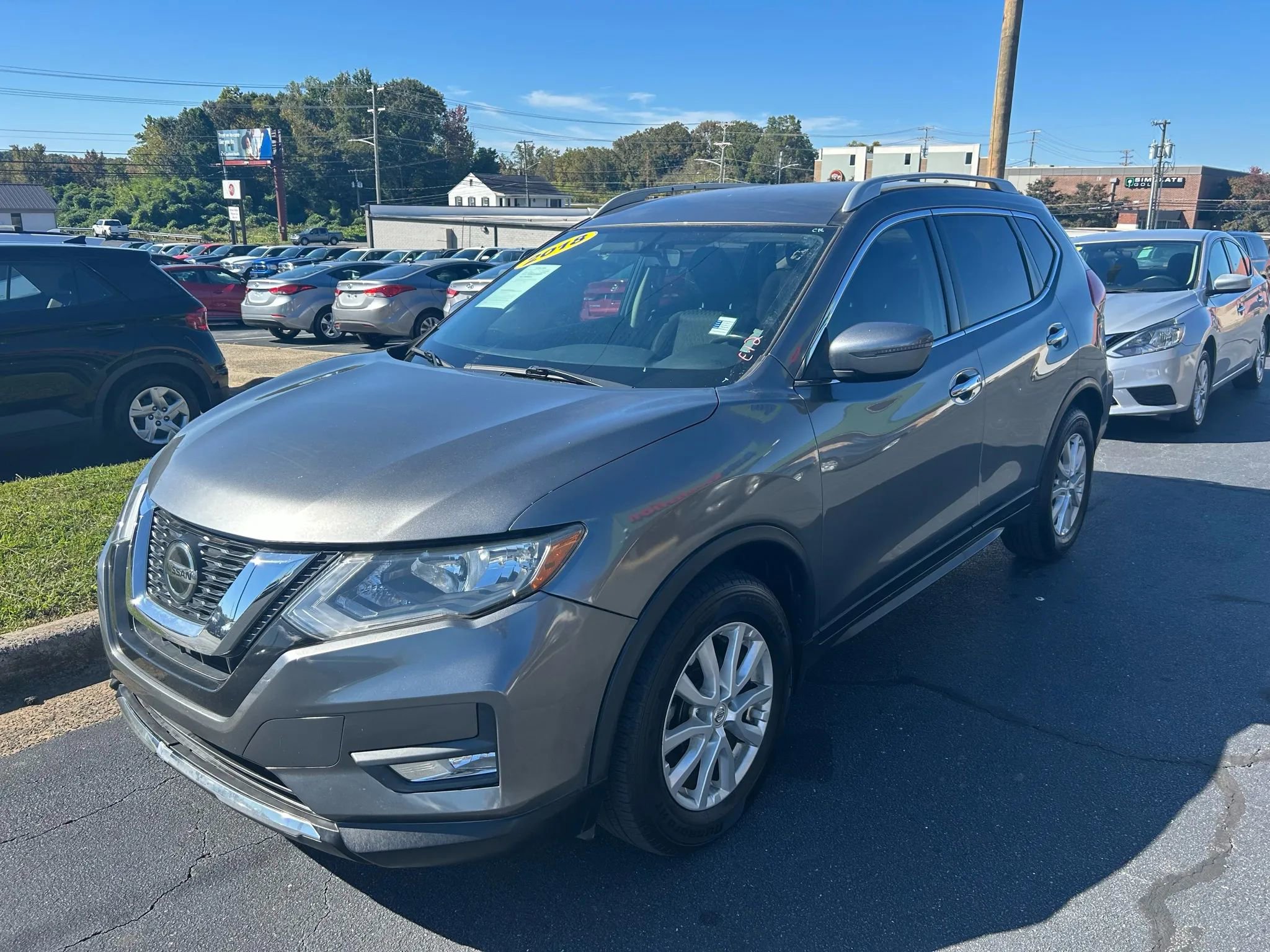 Used 2018 Nissan Rogue SV image 3