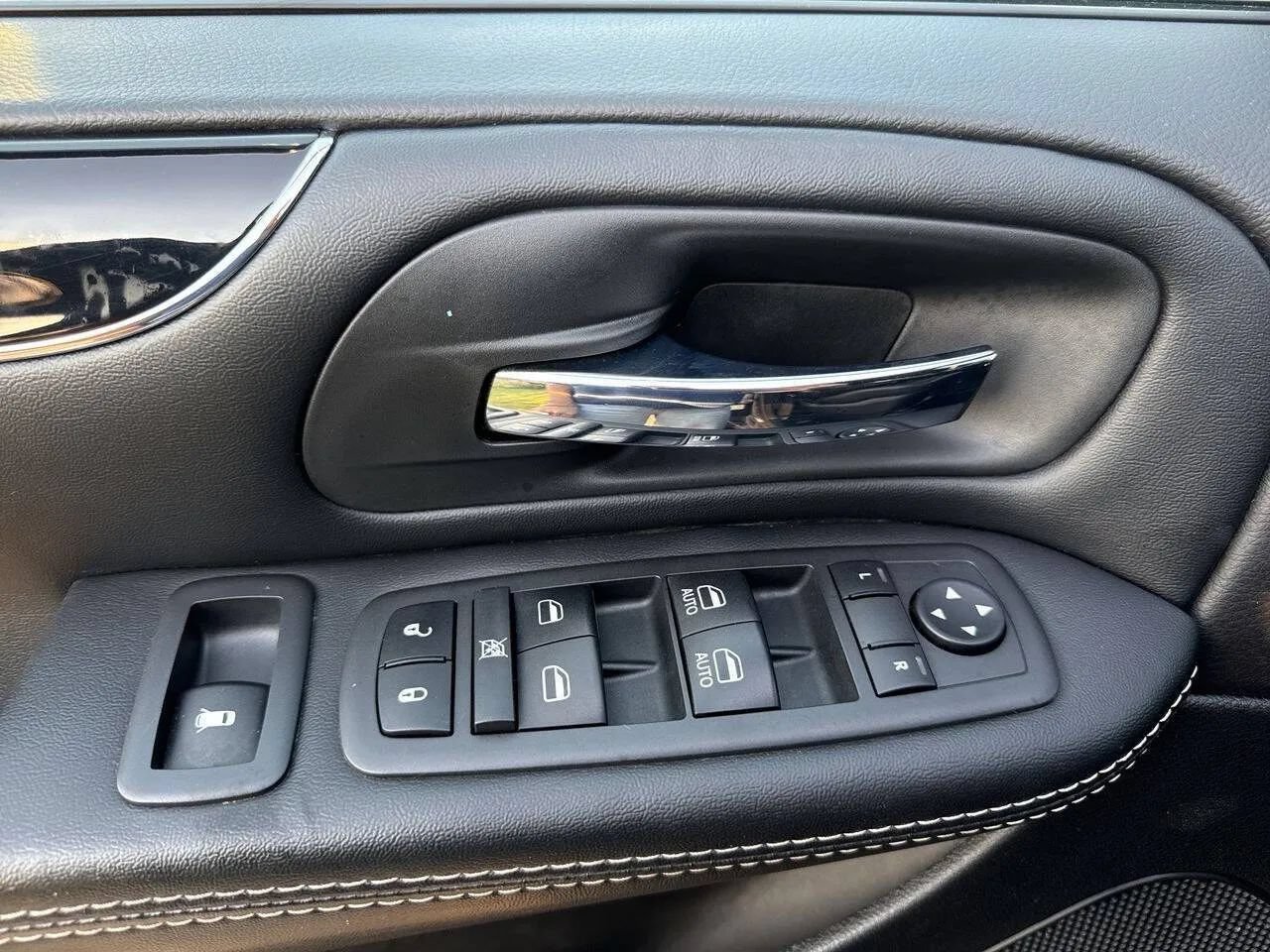 Used 2019 Dodge Grand Caravan SXT w/ Blacktop Package FWD image 13