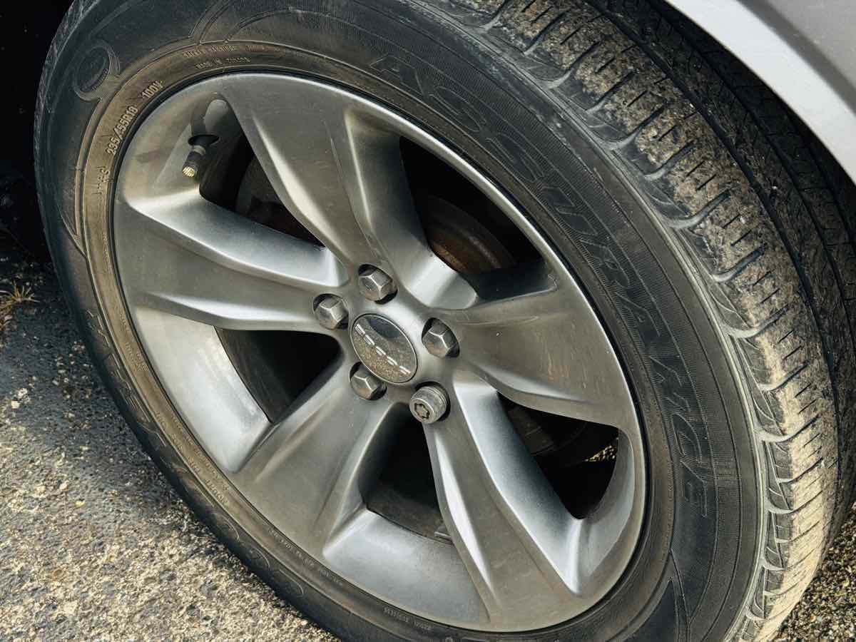 Used 2015 Dodge Challenger SXT RWD image 5