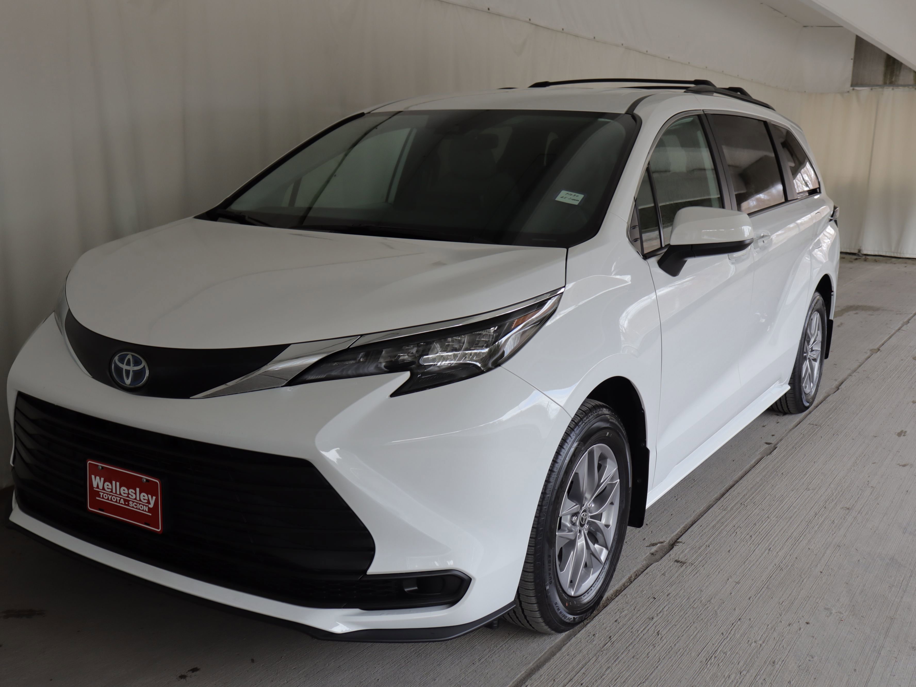 Used 2025 Toyota Sienna LE image 22