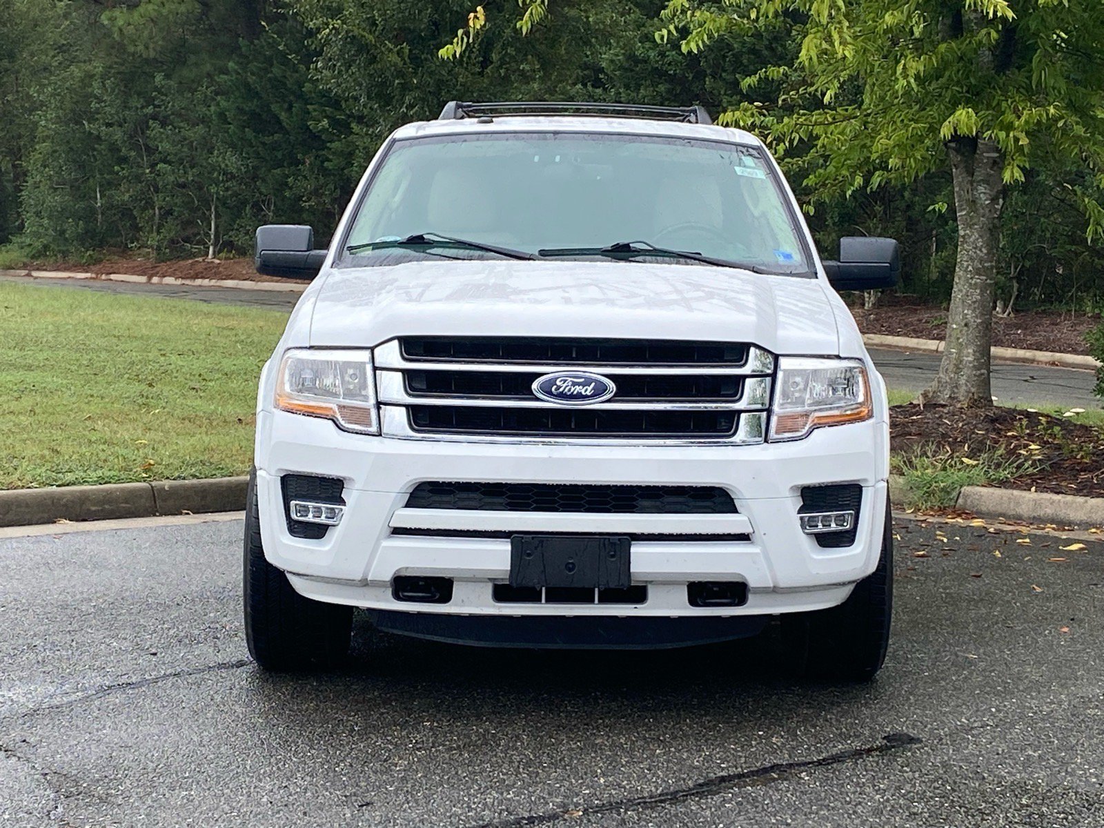 Used 2017 Ford Expedition XLT w/ Equipment Group 202A AWD/4WD image 4