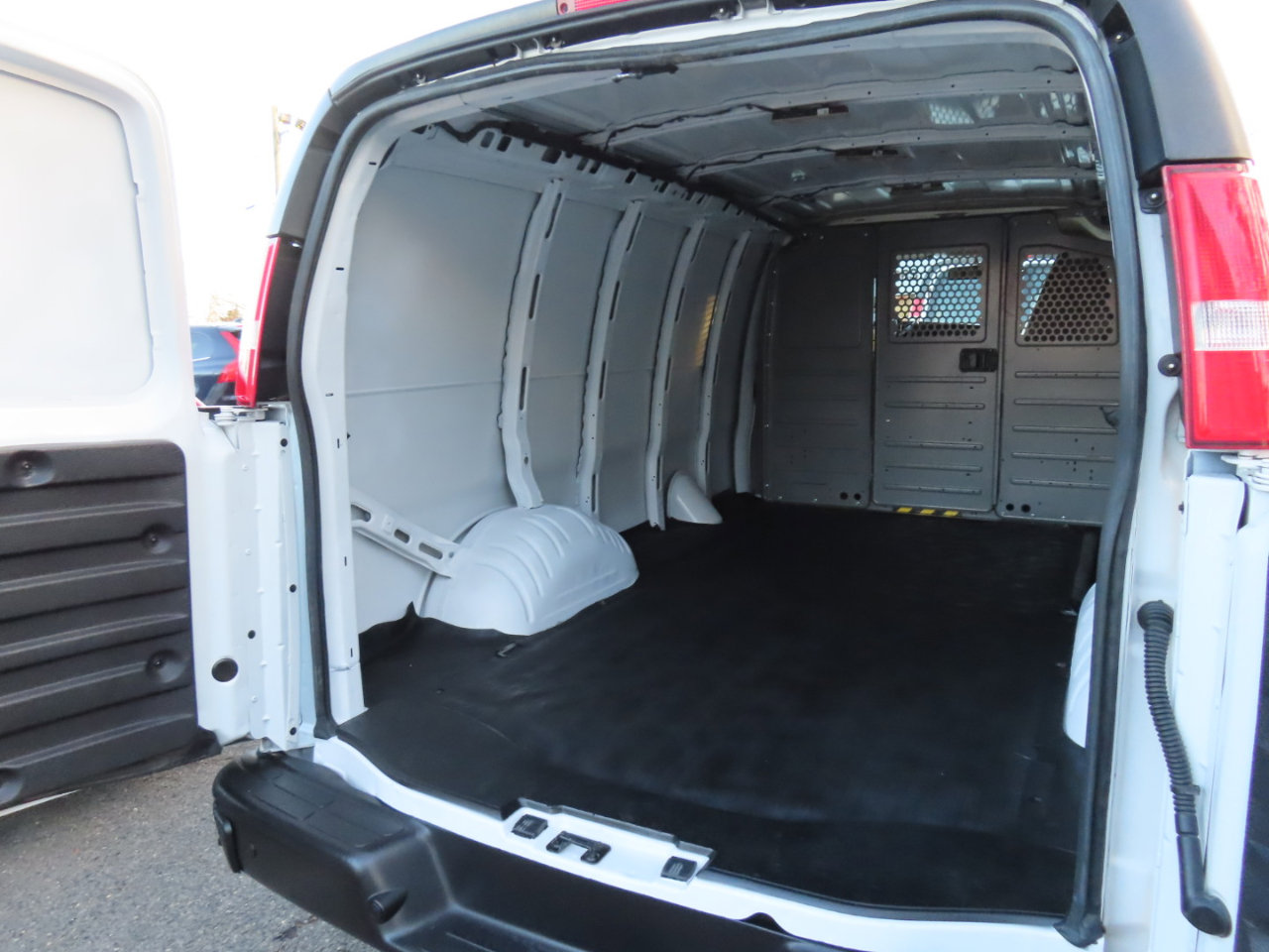 Used 2021 Chevrolet Express 2500 w/ Driver Convenience Package image 13