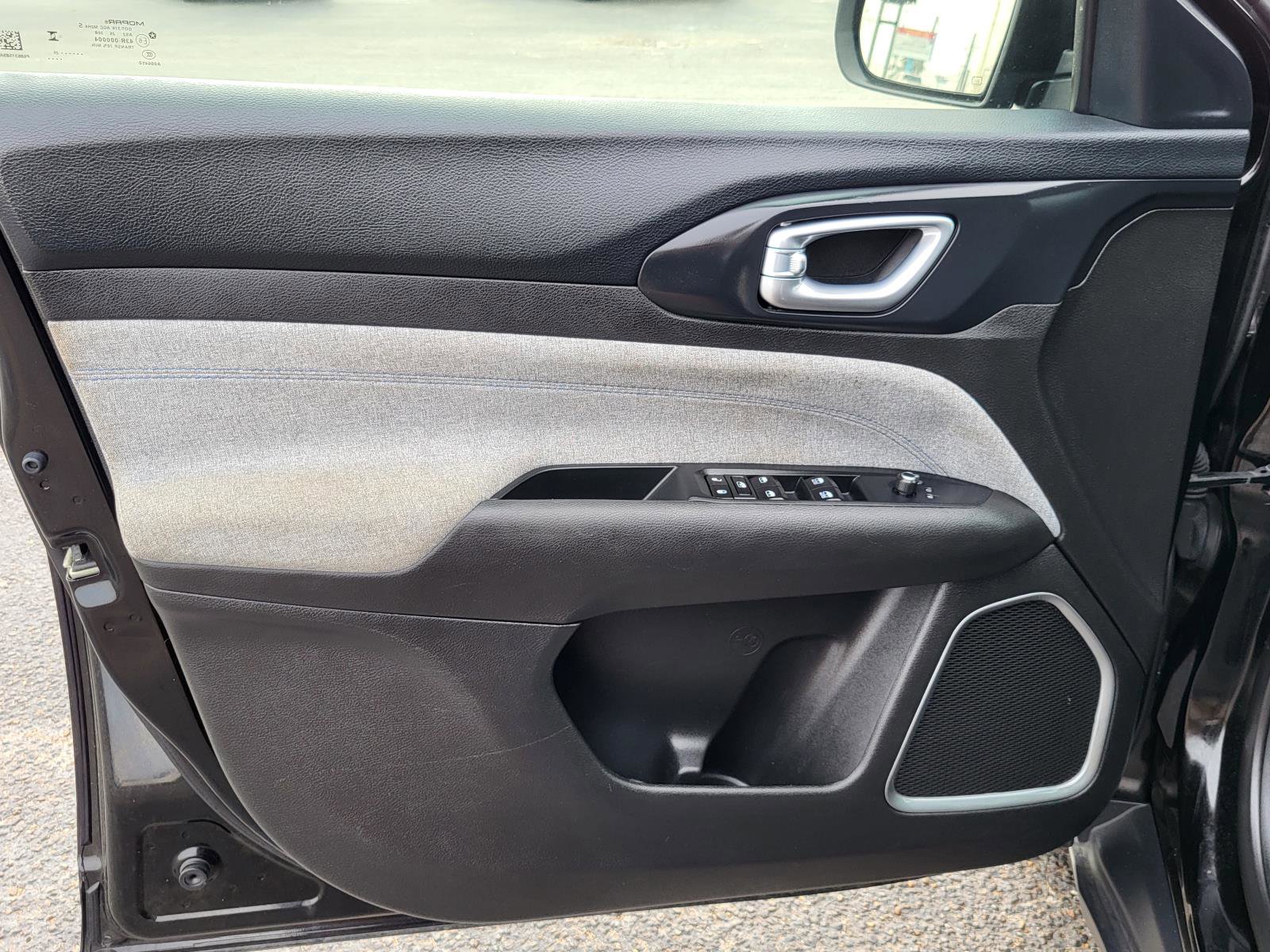 Used 2025 Jeep Compass Latitude image 20