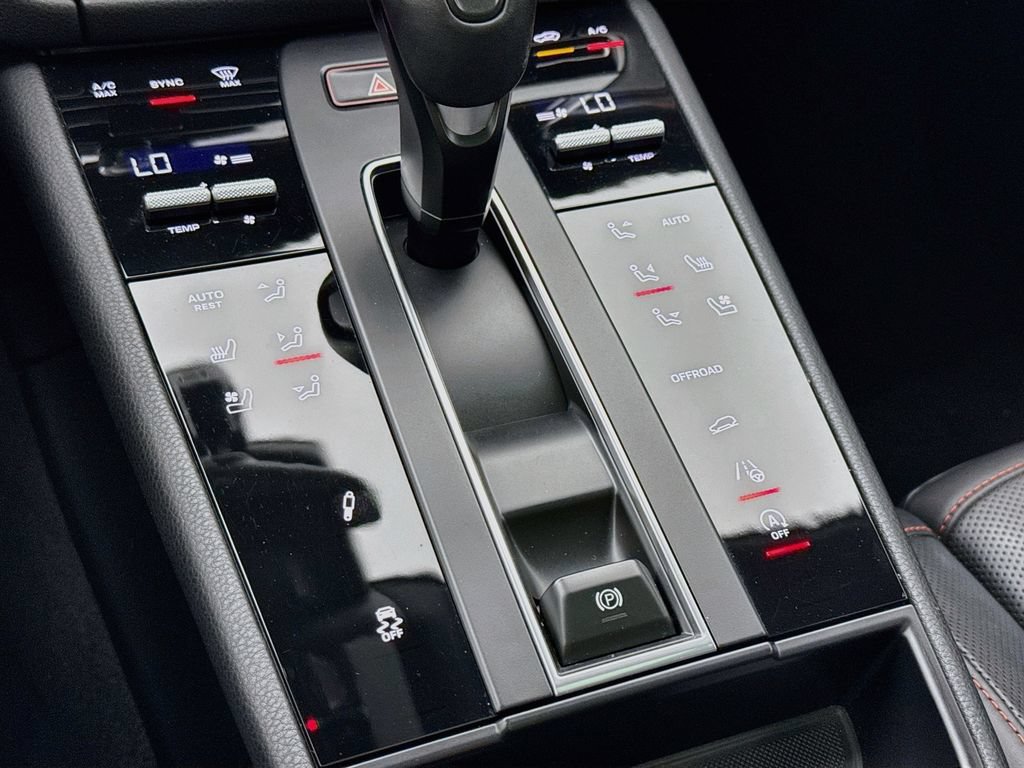 Certified 2023 Porsche Macan Turbo AWD/4WD image 21